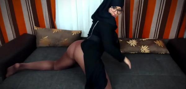  MuslimGirl - Playing with her pussy